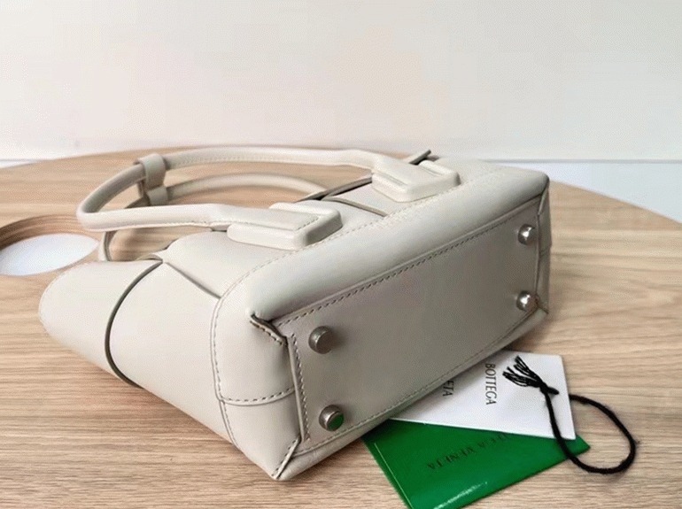 Top Quality Fake B0tt*ga Ven*ta Arco Mini Bag In White