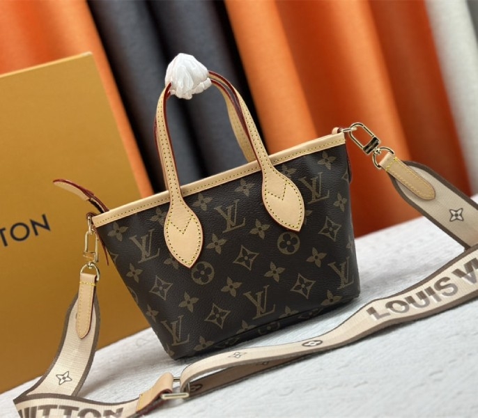 L0vis Vvtt0n Monogram Canvas Neverfull BB Tote In Beige