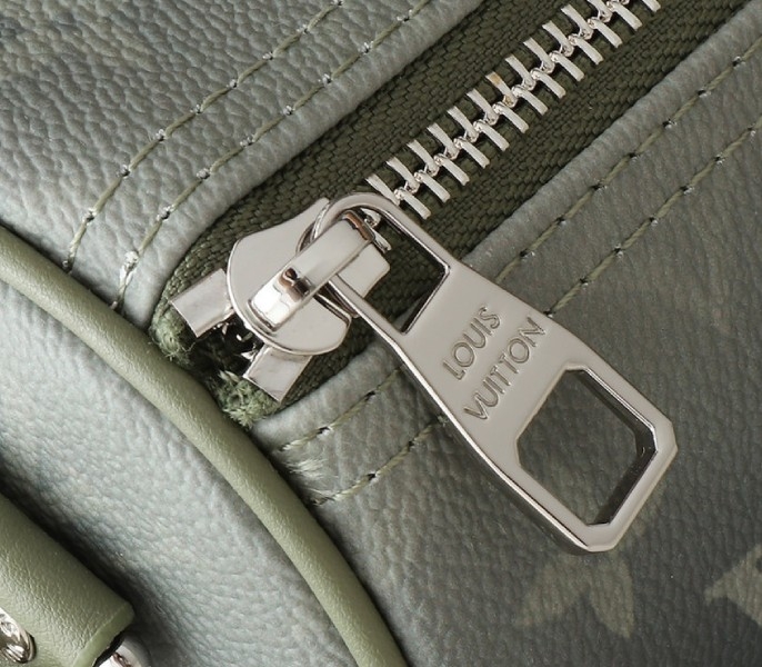 L0vis Vvtt0n Monogram Gradient Canvas Keepall Bandouliere 25 City Bag In Khaki Green