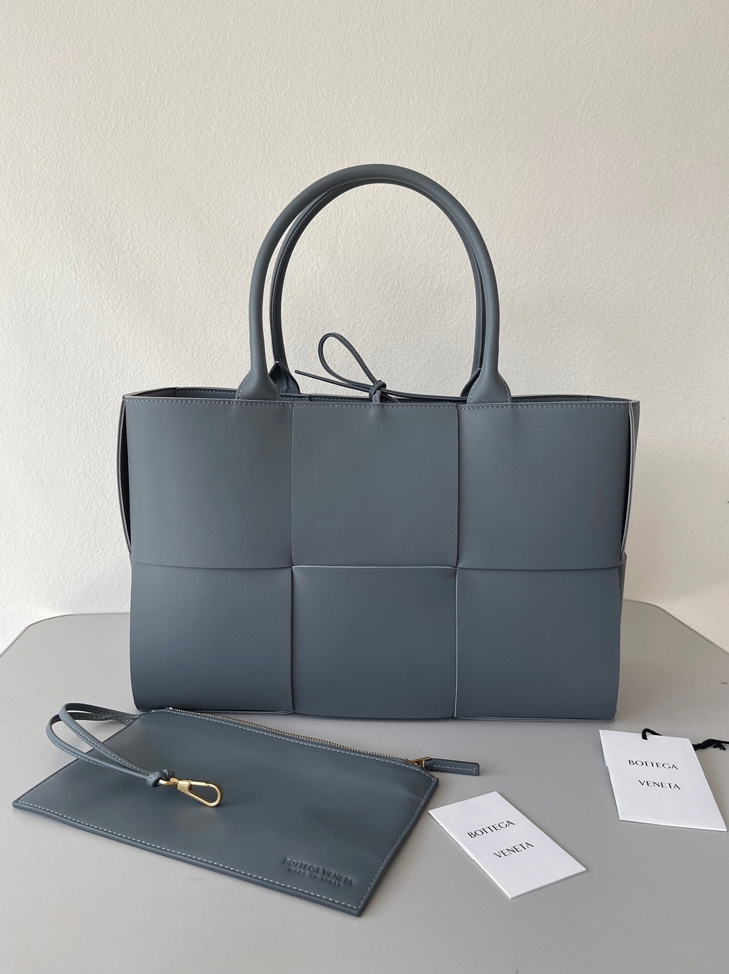 Fake B0tt*ga Ven*ta Arco Medium Tote Thunder