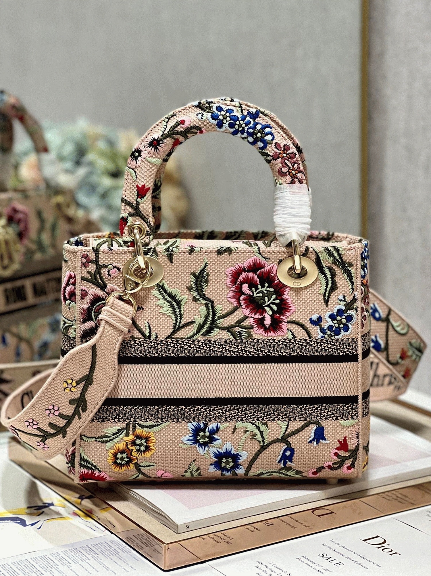 D10r Lady D-Lite Medium Bag Fake in Beige Raffia Embroidered with D10r Petites Fleurs