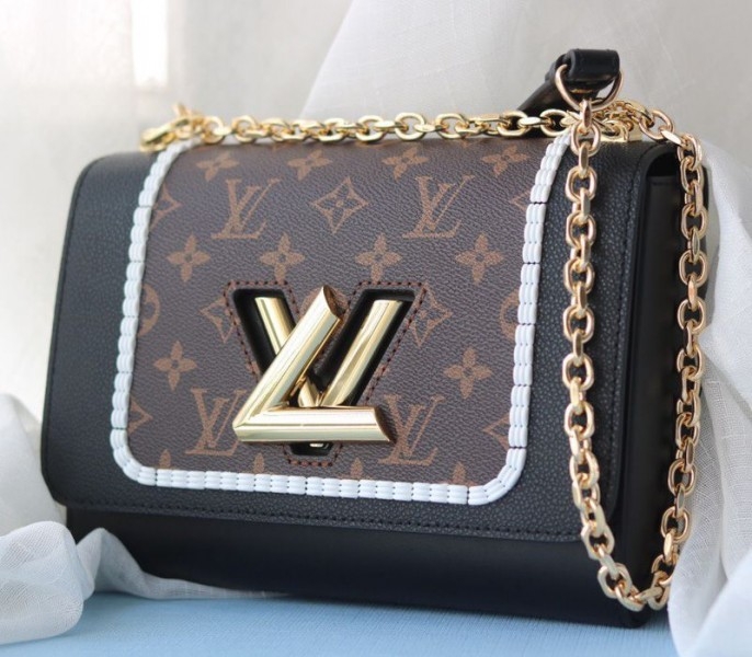 L0vis Vvtt0n Twist MM Canvas Trompe loeil Braid Bag In Black