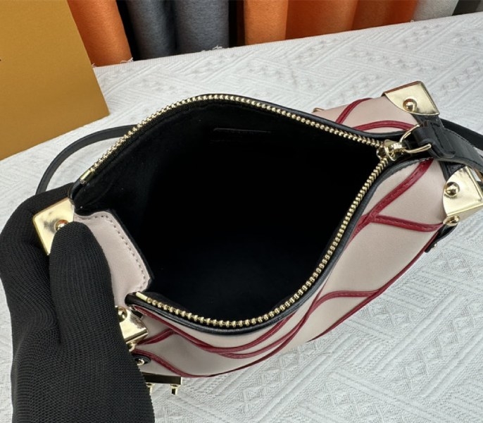 L0vis Vvtt0n Malletage Leather Side Trunk MM In Beige And Red