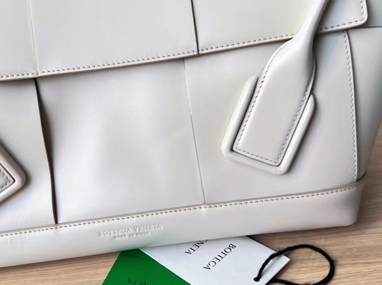 Top Quality Knockoff B0tt*ga Ven*ta Arco Mini Bag In White Intrecciato Leather