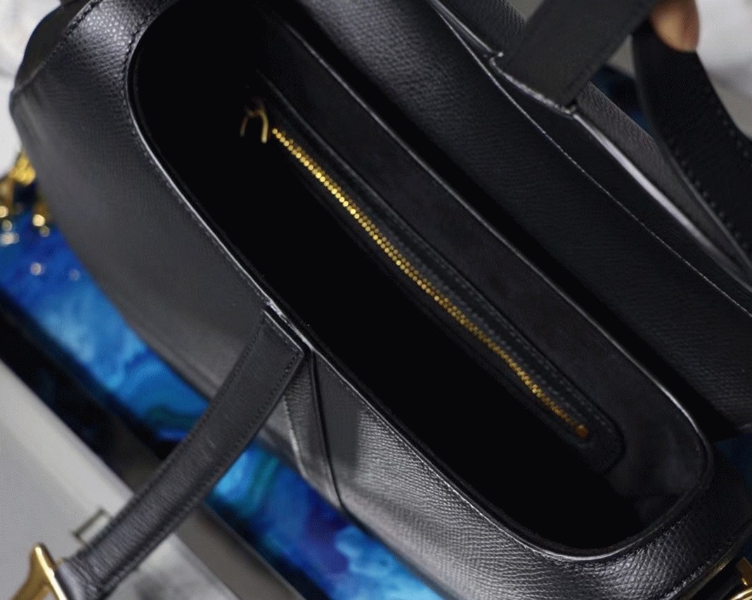 D10r Saddle Bag Fake in Black Grained Calfskin