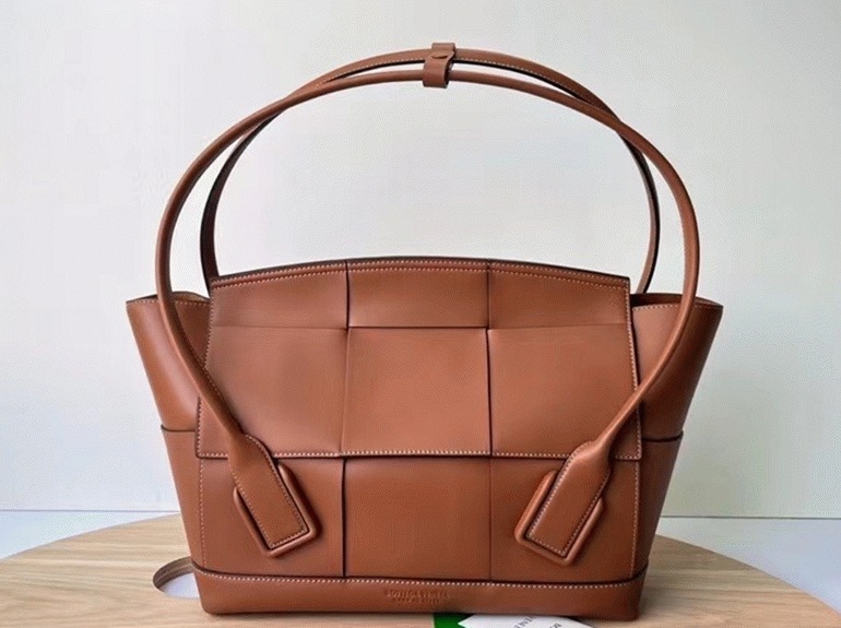 Top Quality Fake B0tt*ga Ven*ta Arco Small Bag In Caramel Intrecciato Calfskin