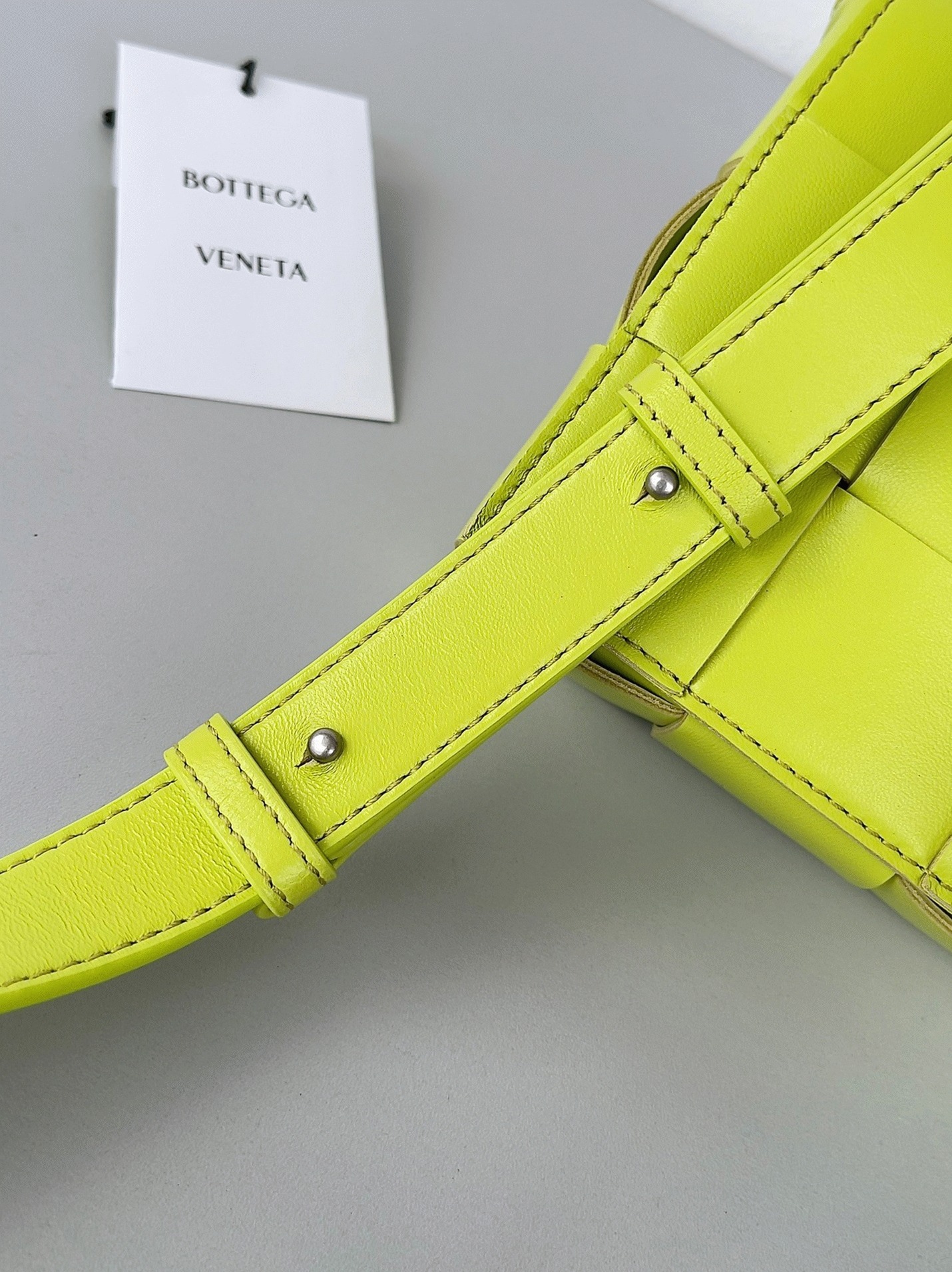 Top Quality Replica B0tt*ga Ven*ta Cassett Bag In Acid Kiwi