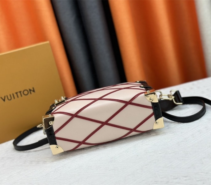 L0vis Vvtt0n Malletage Leather Side Trunk MM In Beige And Red