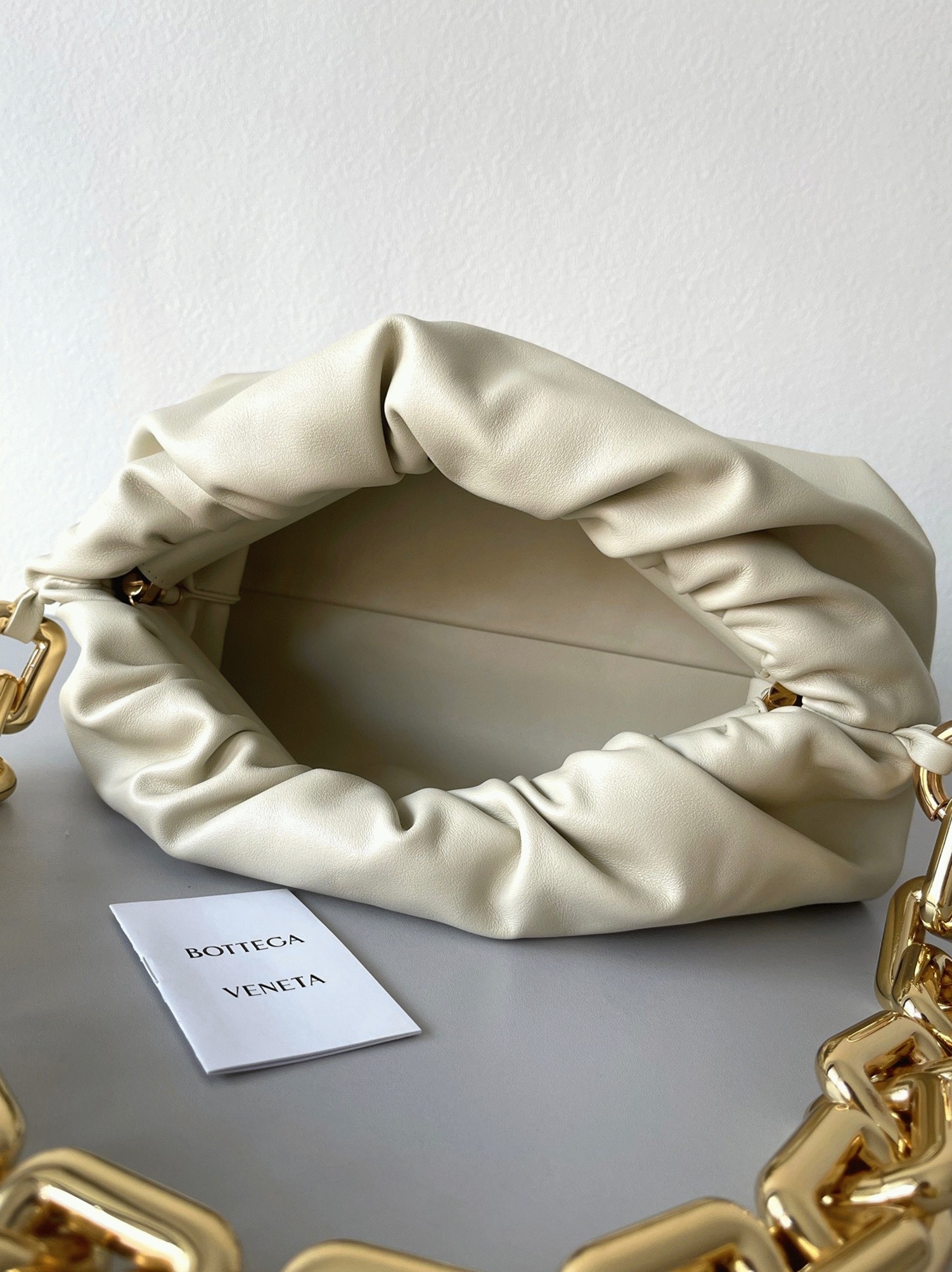 Fake B0tt*ga Ven*ta The Chain Pouch Bag Plaster
