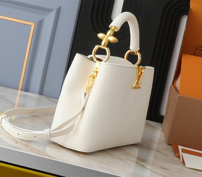 L0vis Vvtt0n Capucines BB Handbag In Quartz White