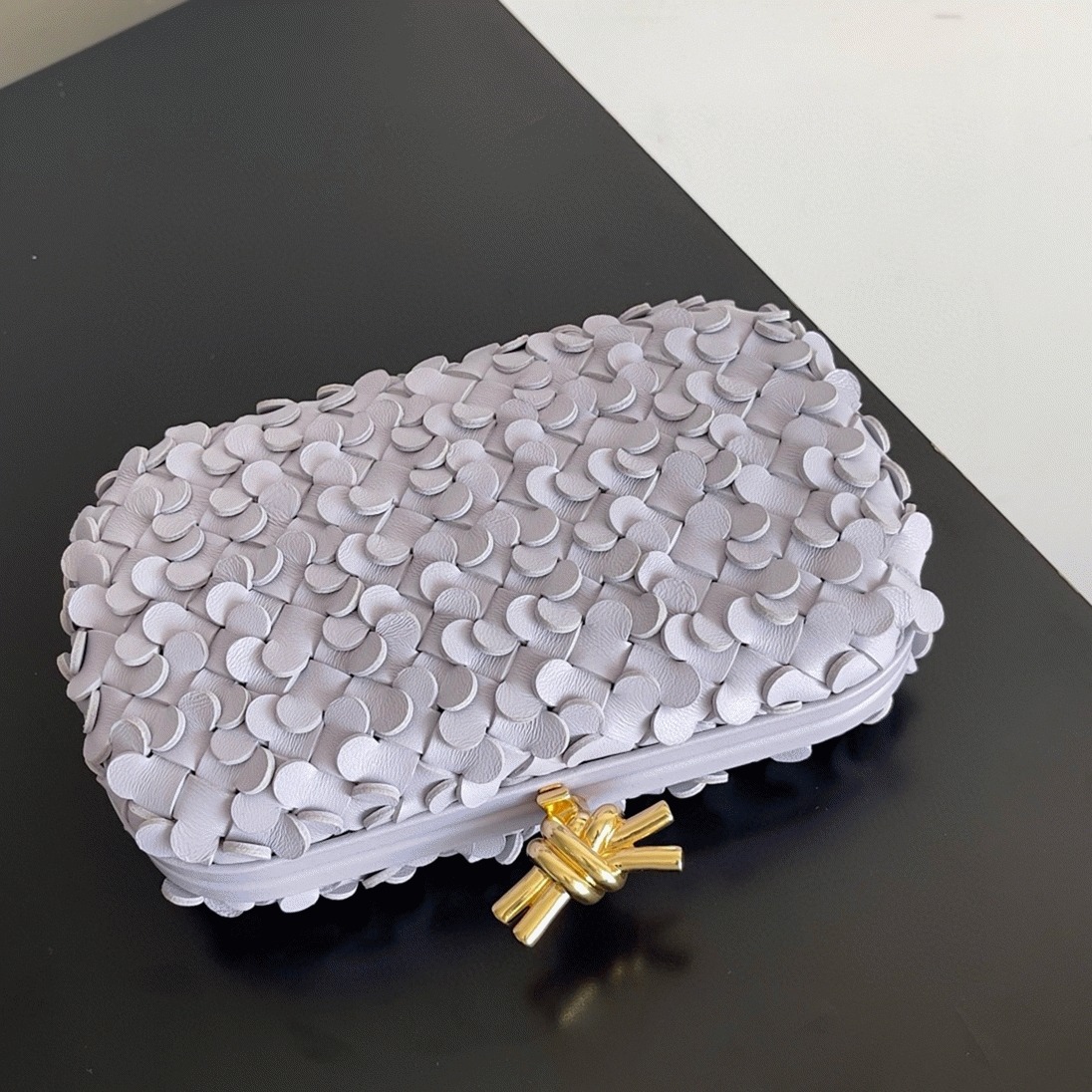 Replica B0tt*ga Ven*ta Knot Minaudiere Clutch Oyster Sequins
