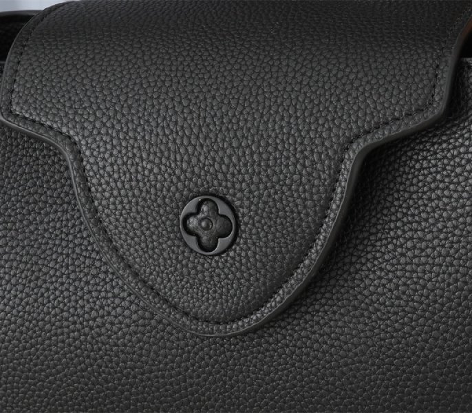 L0vis Vvtt0n Capucines East-West MM Handbag In All Black