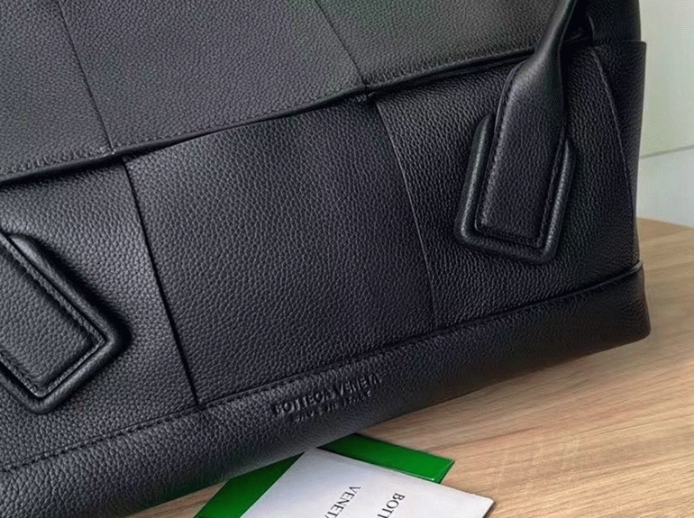 Top Quality Knockoff B0tt*ga Ven*ta Arco Medium Bag In Black Grained Leather