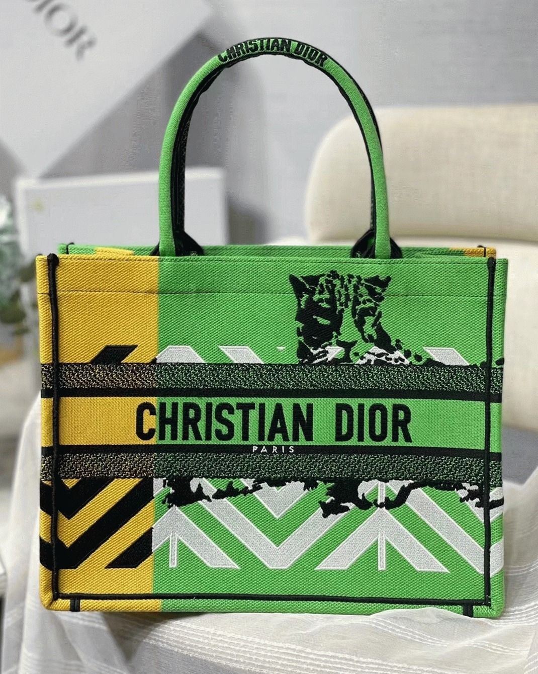 D10r Medium Book Tote Bag Faux in Green D-Jungle Pop Embroidery