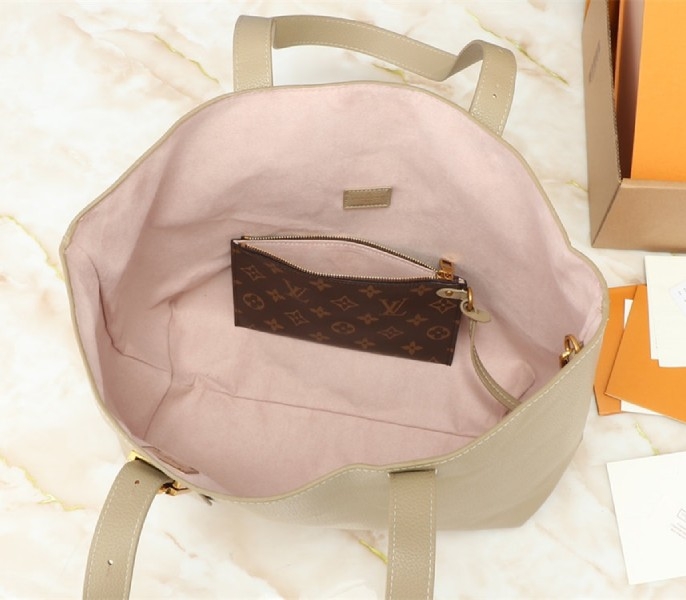 L0vis Vvtt0n Low Key Cabas MM Bag In Galet Gray