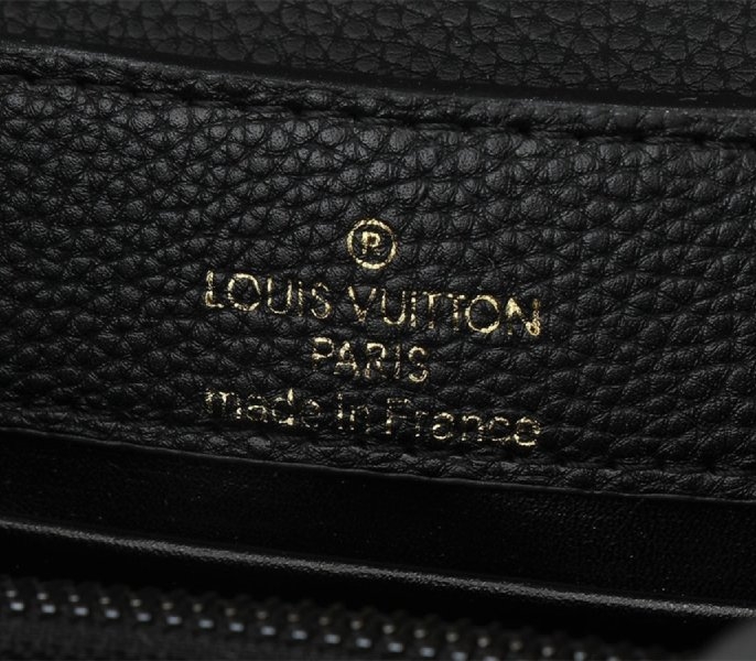 L0vis Vvtt0n Capucines East-West Mini Handbag In All Black