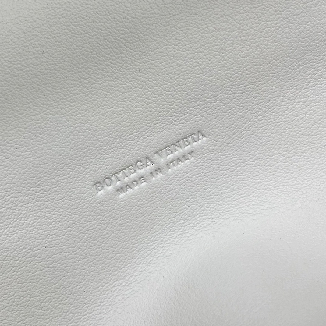 Fake B0tt*ga Ven*ta The Pouch Belt Bag White