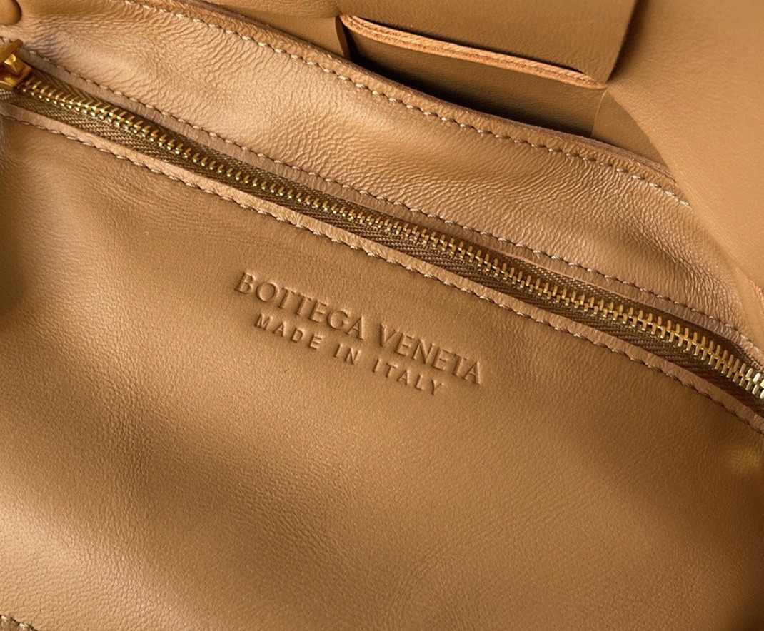 Top Quality Fake B0tt*ga Ven*ta Cassette Bag In Caramel
