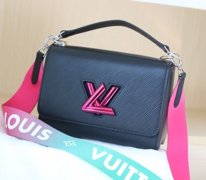 L0vis Vvtt0n Epi Leather Twist MM Handbag In Black With Gradient Strap