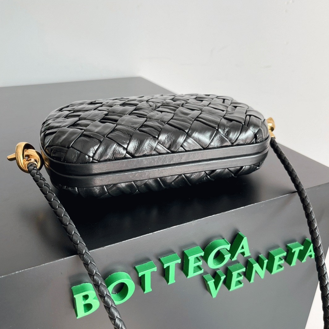 Replica B0tt*ga Ven*ta Knot Minaudiere On Strap Black Foulard Intreccio Leather