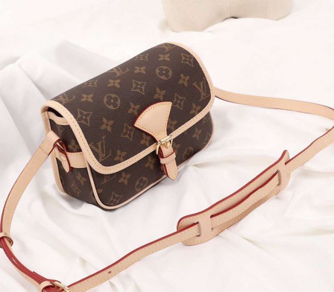 L0vis Vvtt0n Monogram Canvas Sologne BB Bag
