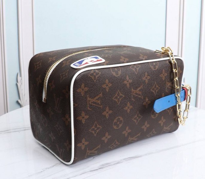 L0vis Vvtt0n X NBA Cloakroom Dopp Kit Bag