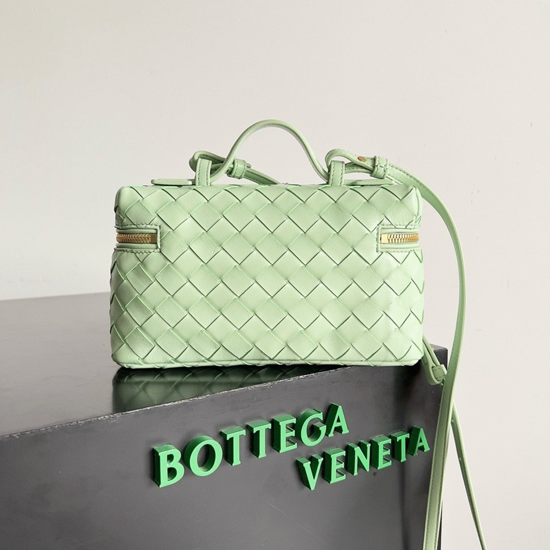 Fake B0tt*ga Ven*ta Bang Bang Vanity Case Mint