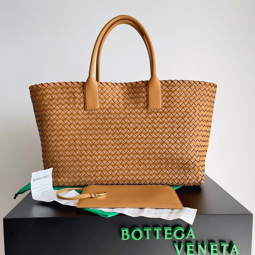 Top Quality Fake B0tt*ga Ven*ta Cabat Medium Bag In Caramel Intrecciato Lambskin