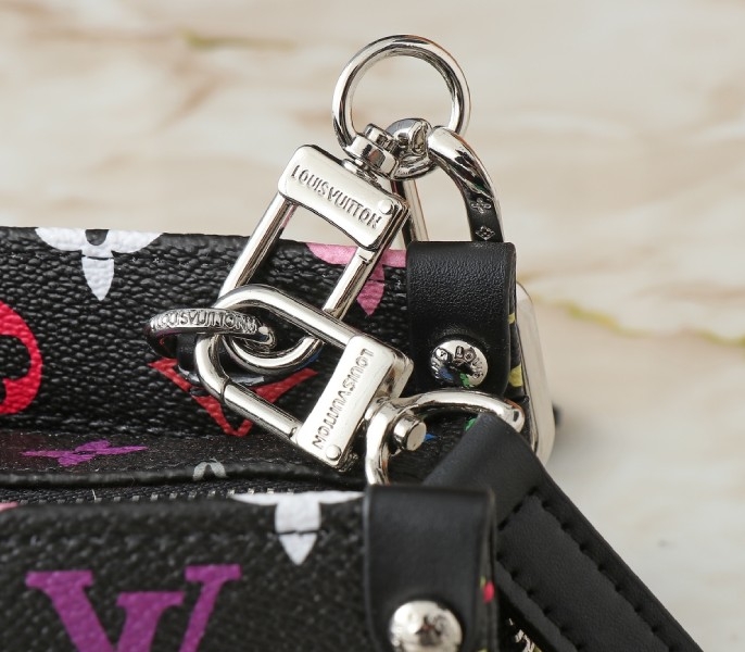 LV X TM Multicolored Onthego East West Chain In Black