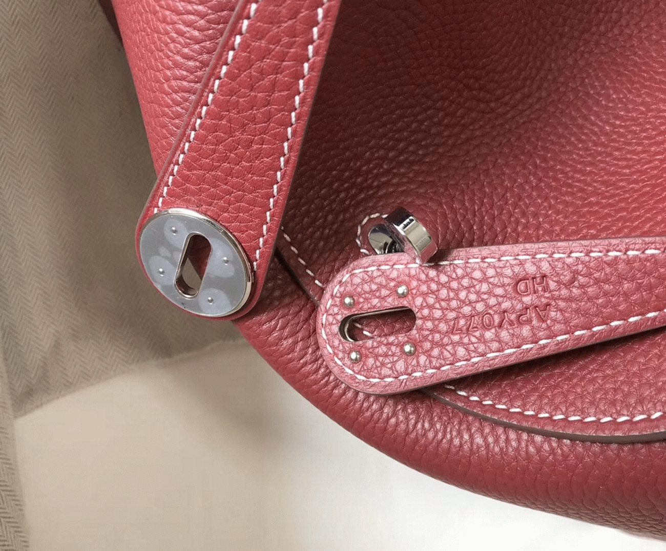 Knockoff H**me5 Lindy 26cm handbag in bordeaux