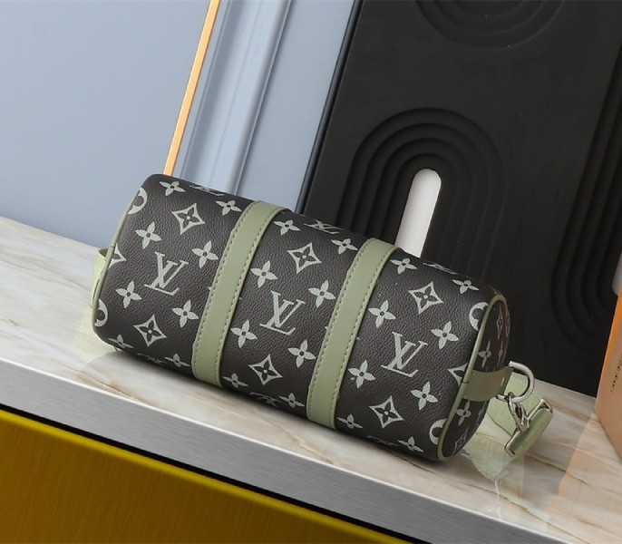 L0vis Vvtt0n Monogram Gradient Canvas Keepall Bandouliere 25 City Bag In Khaki Green