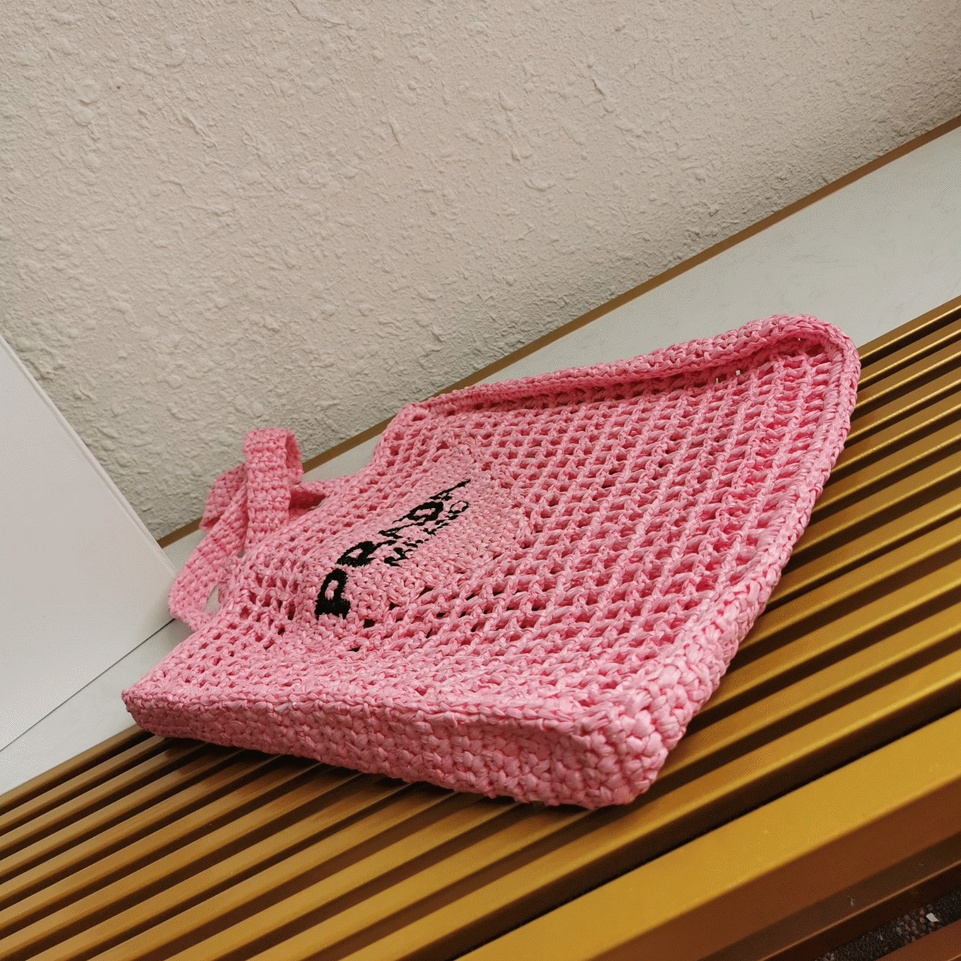 Pra*a Small Tote Bag Imitation in Pink Woven Raffia