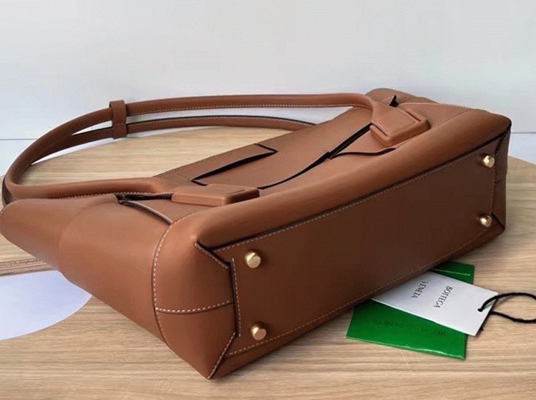 Top Quality Fake B0tt*ga Ven*ta Arco Small Bag In Caramel Intrecciato Calfskin