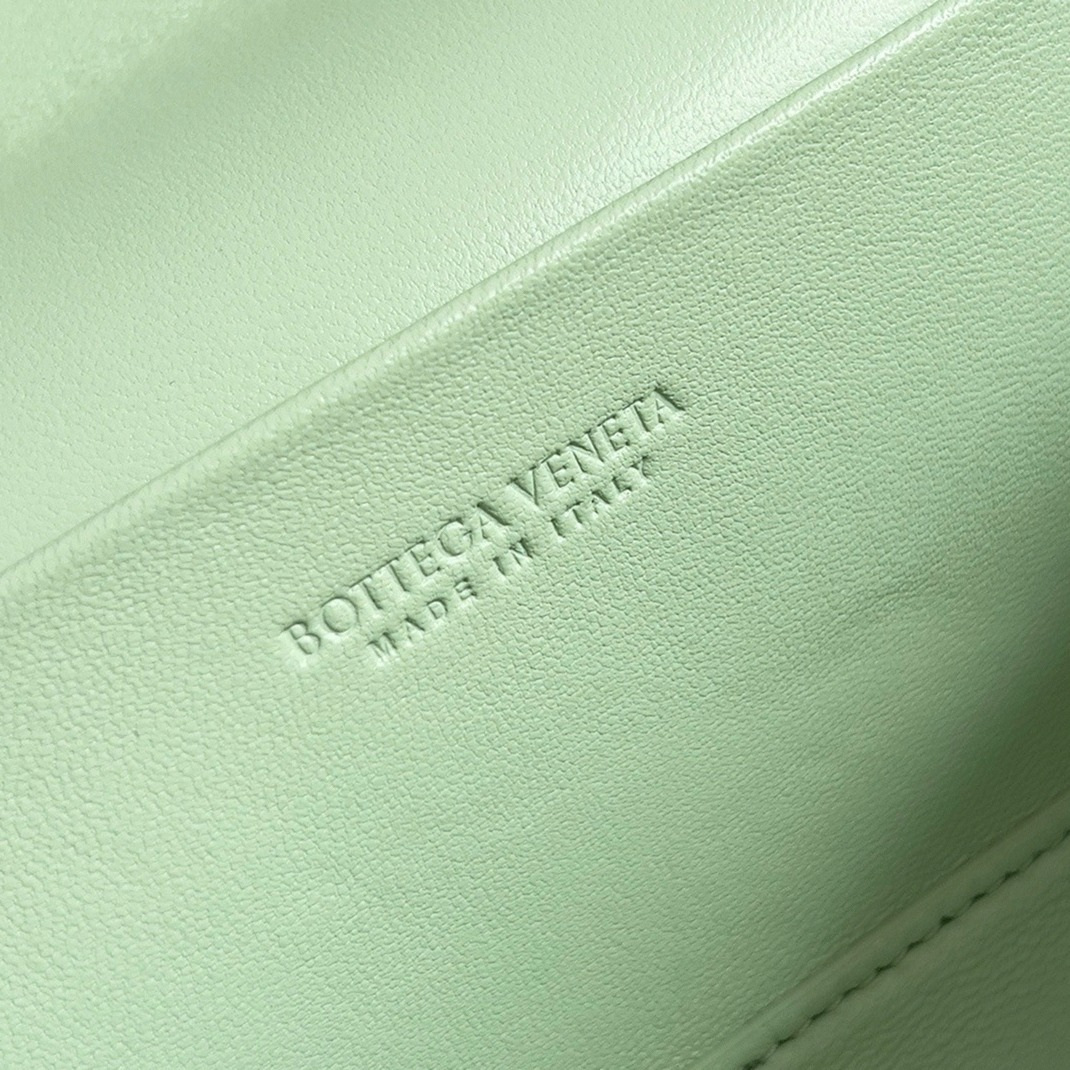 Fake B0tt*ga Ven*ta Bang Bang Vanity Case Mint