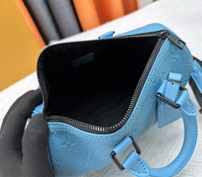 L0vis Vvtt0n Taurillon Monogram Leather Keepall Bandouliere 25 In Turquoise