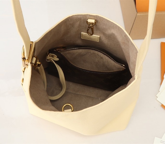 L0vis Vvtt0n Low Key MM Hobo In Urban Yellow