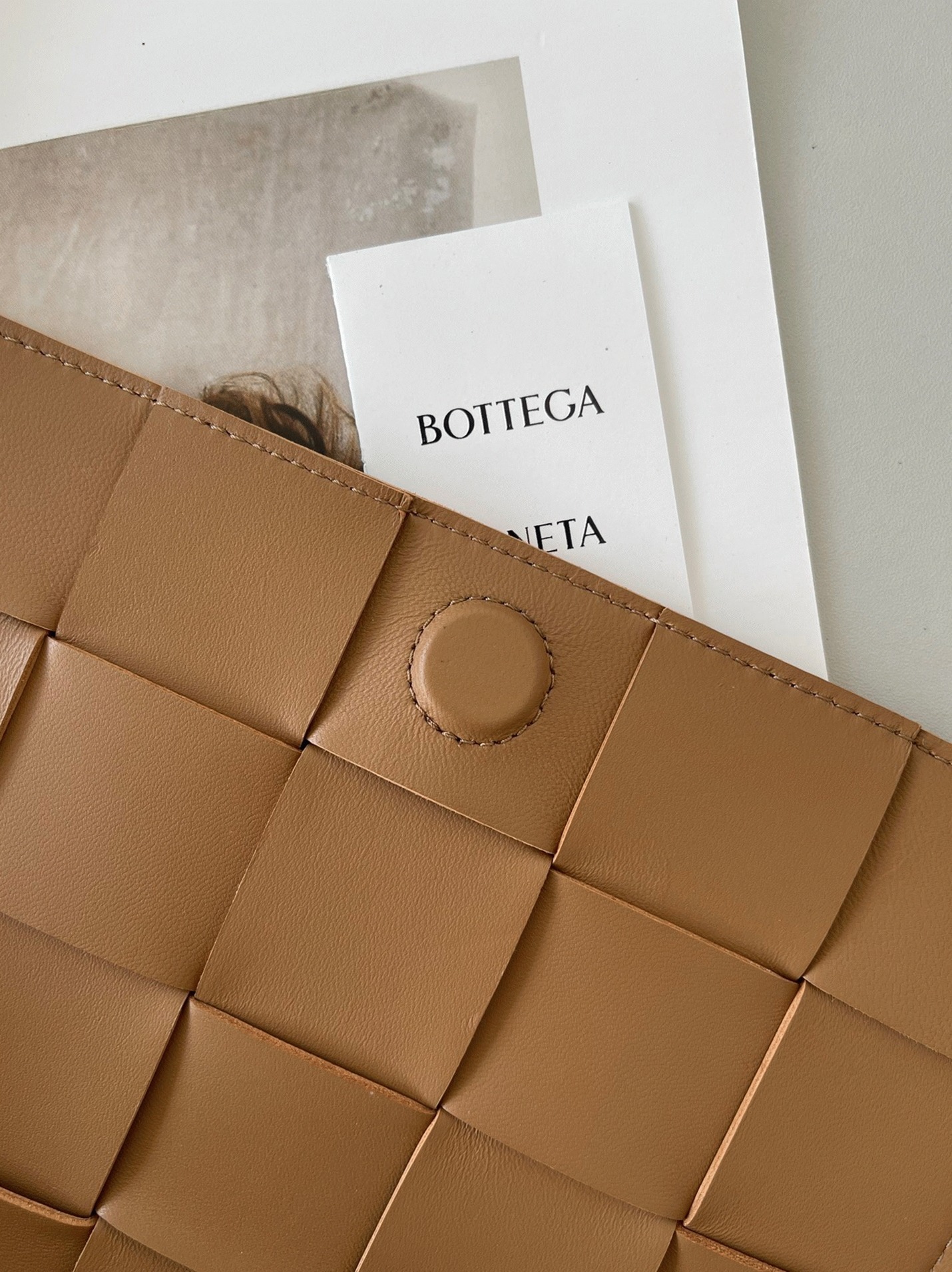 Top Quality Fake B0tt*ga Ven*ta Cassette Bag In Caramel