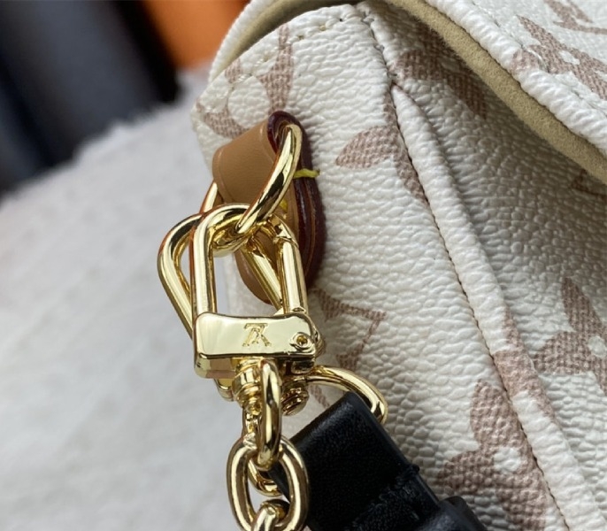 L0vis Vvtt0n Monogram Dune Canvas Ivy Wallet With Chain And Strap