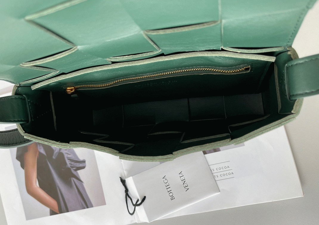 Top Quality Knockoff B0tt*ga Ven*ta Cassette Bag In Raintree