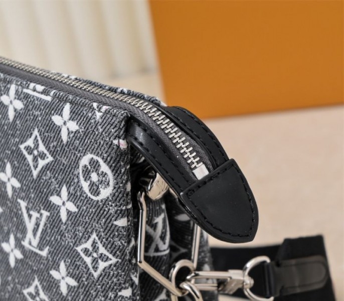 L0vis Vvtt0n Jacquard Denim Coussin PM Bag In Black