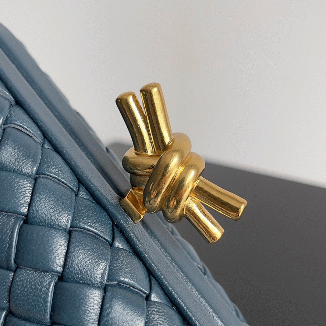 Space Color B0tt*ga Ven*ta Knot Clutch Fake Version
