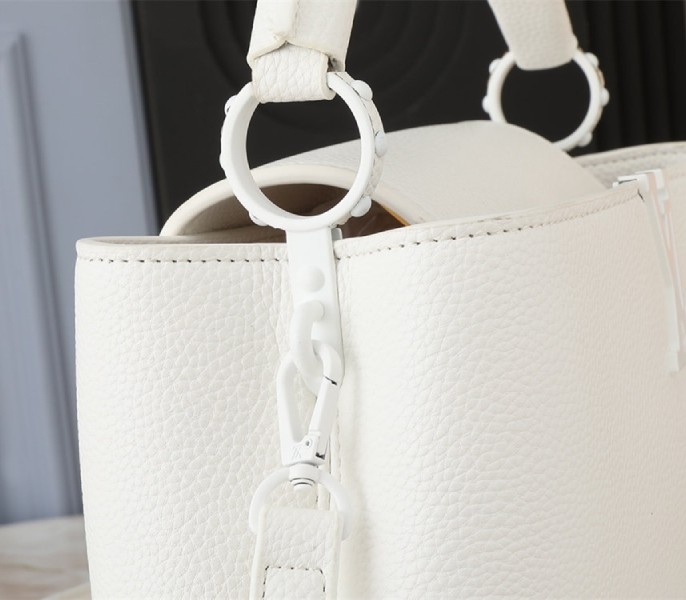 L0vis Vvtt0n Capucines East-West MM Handbag In All Optic White