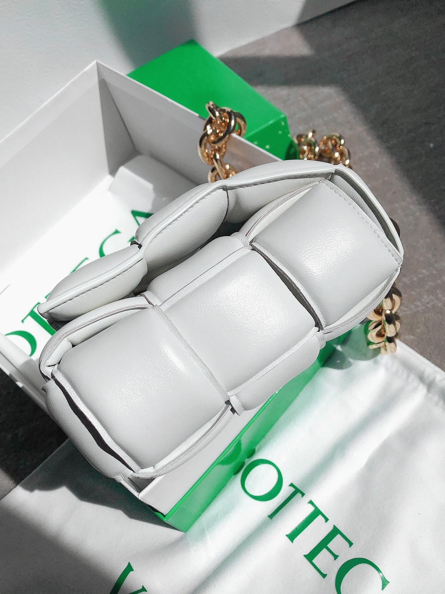 Top Quality Knockoff B0tt*ga Ven*ta Chain Cassette Bag In White