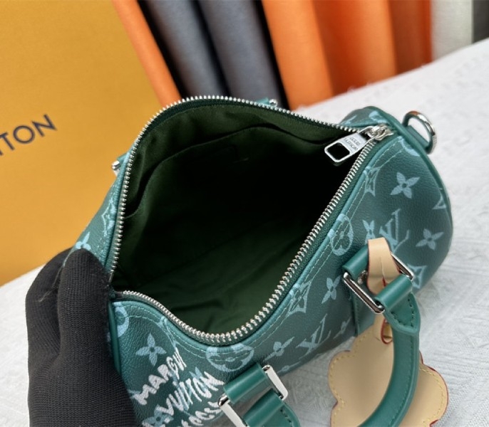 L0vis Vvtt0n Monogram Heritage Canvas Keepall Bandouliere 25 In Green
