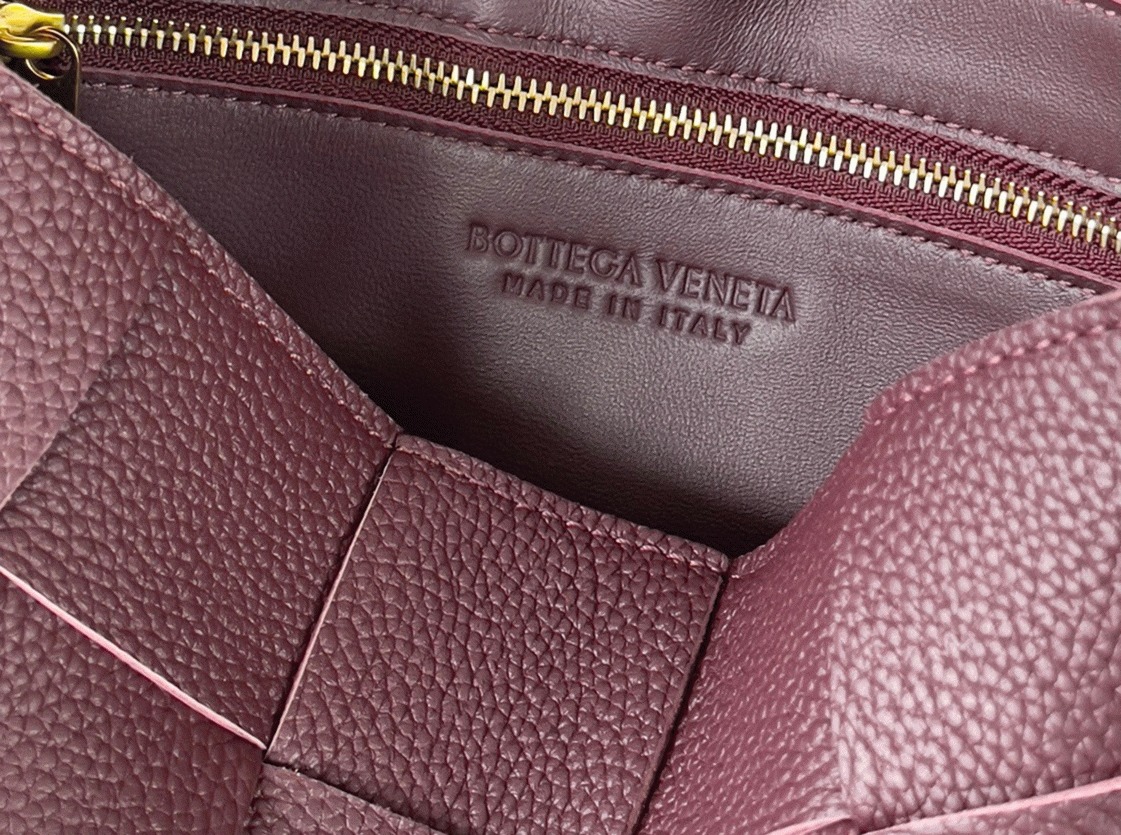 Top Quality Fake B0tt*ga Ven*ta Cassette Bag In Burgundy