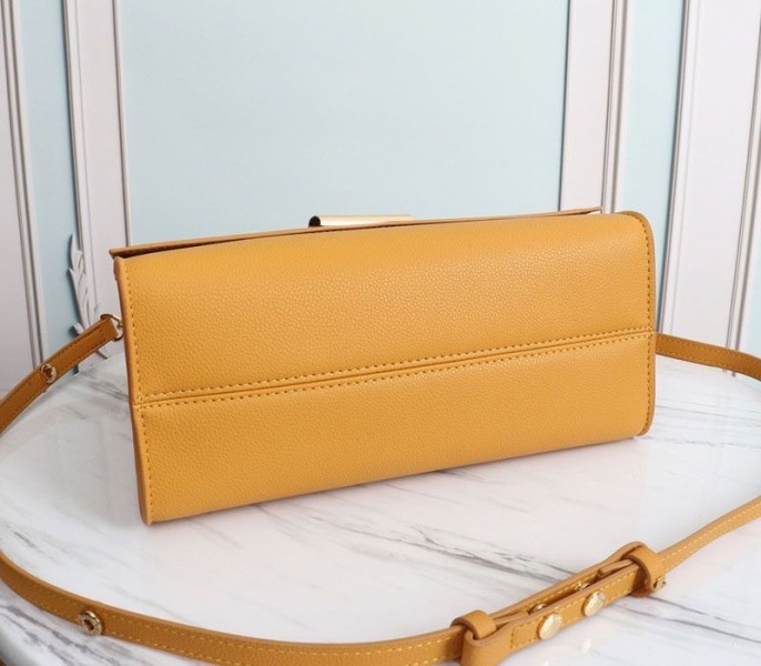 L0vis Vvtt0n Twist One Handle MM Handbag In Vibrant Honey