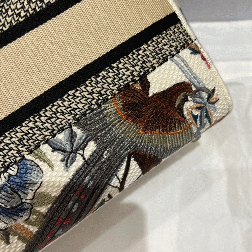 D10r Lady D-Lite Medium Bag Imitation in White Jardin d Hiver Embroidery