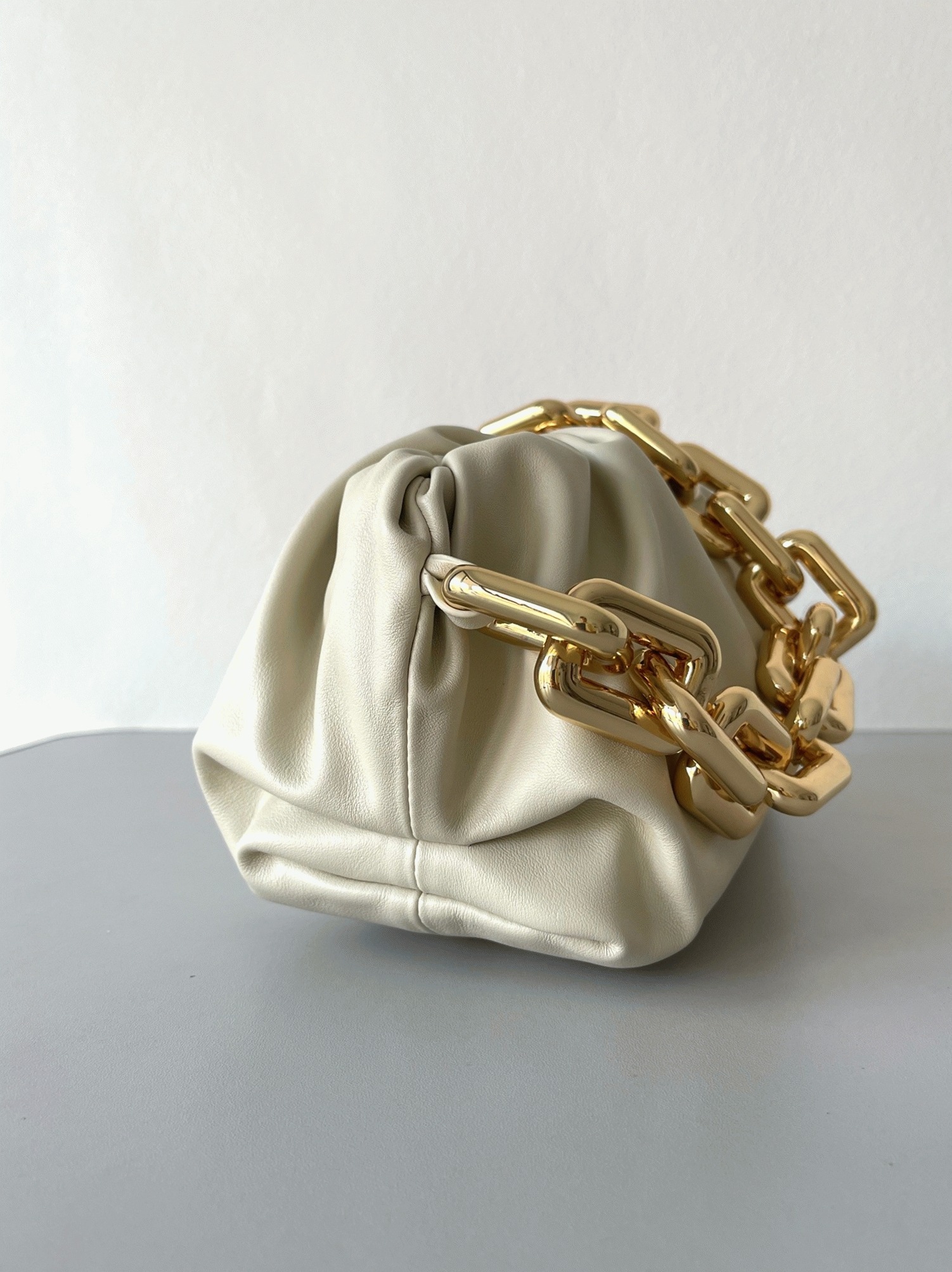 Fake B0tt*ga Ven*ta The Chain Pouch Bag Plaster
