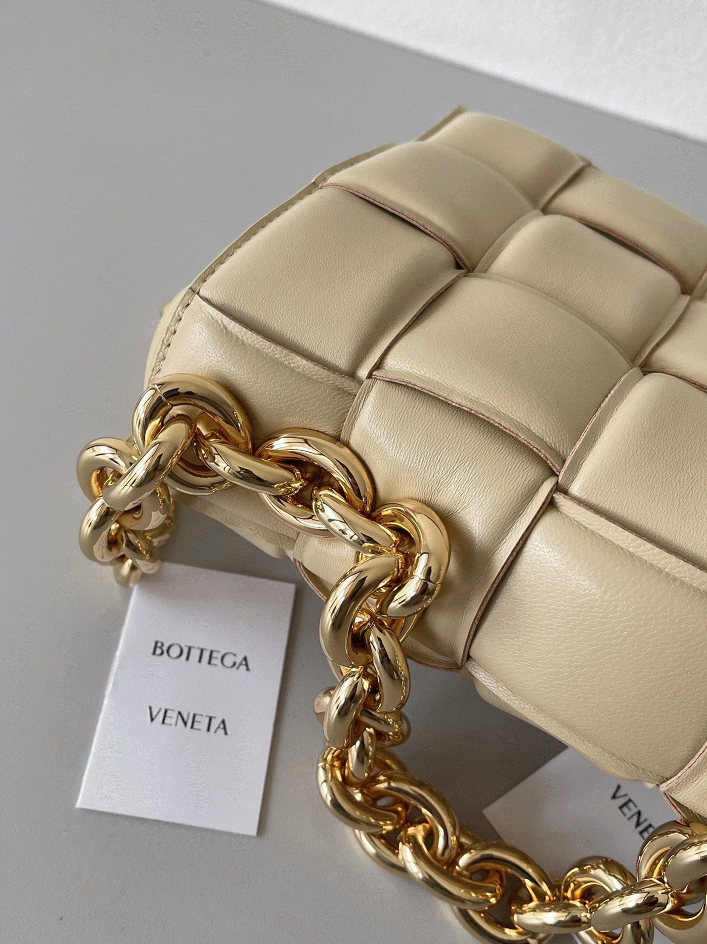 Top Quality Faux B0tt*ga Ven*ta Chain Cassette Bag In Porridge
