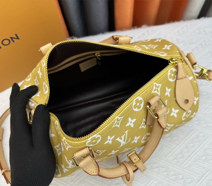 L0vis Vvtt0n Speedy P9 Bandouliere 30 Bag In Yellow